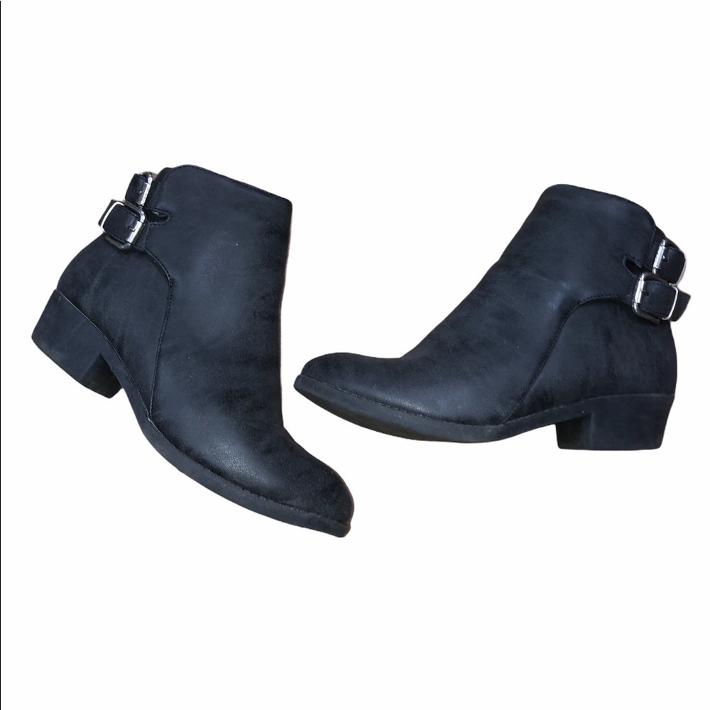 Twisted size 8 Alexia black buckle ankle booties
